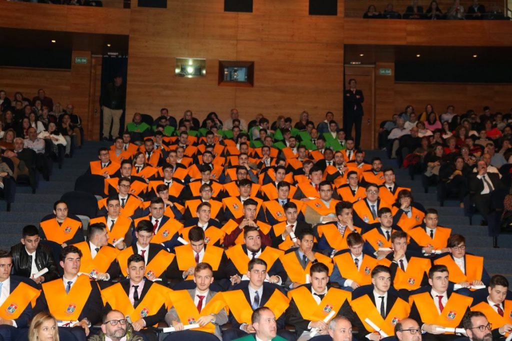 becas1819 1 1024x682 1 - Ciclos de Formación Profesional - Montecastelo