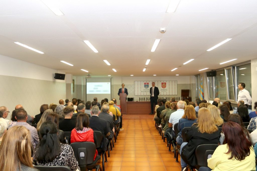 familias11920 1024x683 1 - Ciclos de Formación Profesional - Montecastelo