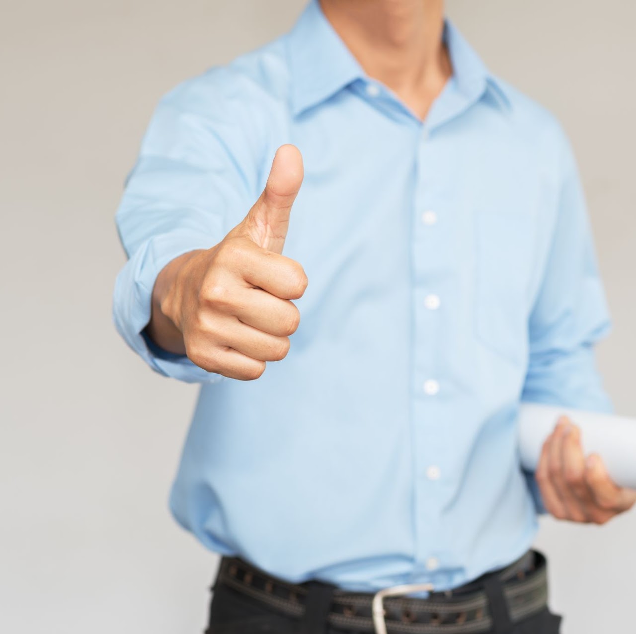 engineer holding blueprint thumb up - Ciclos de Formación Profesional - Montecastelo