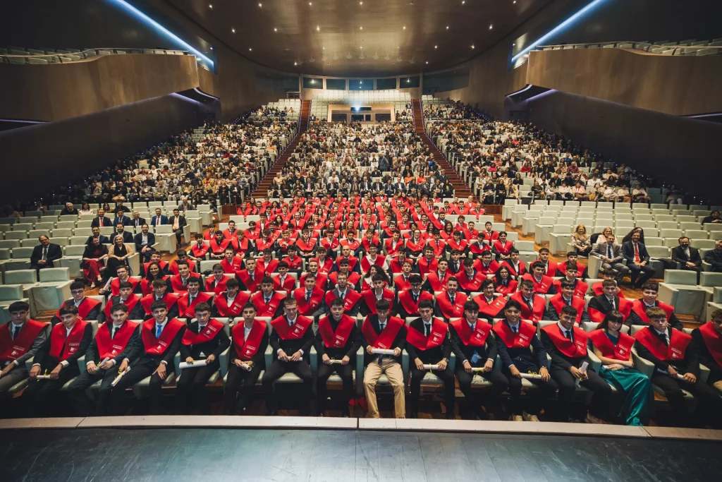 AuditorioCompleto 1 scaled 1 - Ciclos de Formación Profesional - Montecastelo